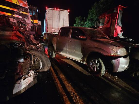 Colisão registrada após a ponte do Esfraiado deixa a rodovia totalmente interditada e mobiliza equipes de resgate.