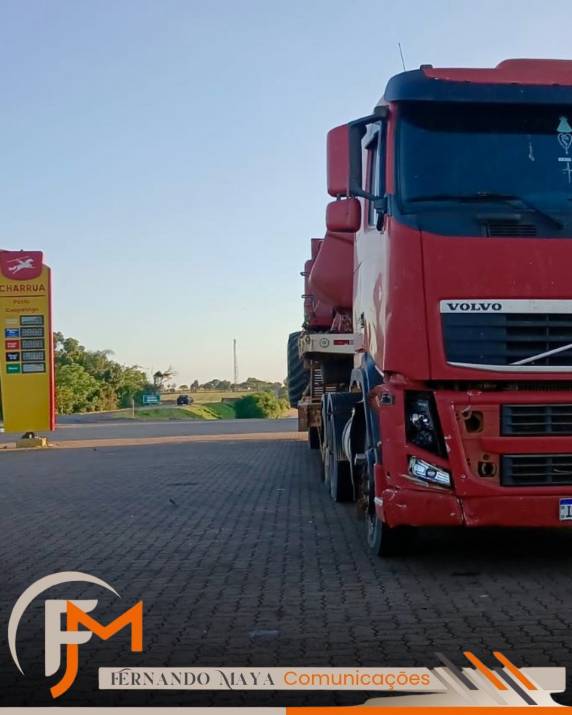 Colisão entre carreta e motocicleta ocorreu no fim da tarde desta terça-feira e deixou um homem com múltiplas fraturas.