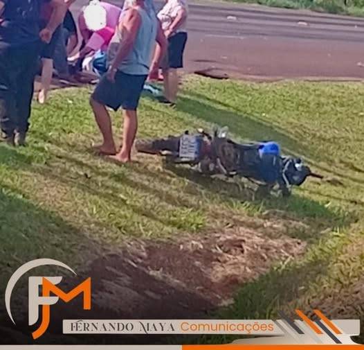 Colisão entre carreta e motocicleta ocorreu no fim da tarde desta terça-feira e deixou um homem com múltiplas fraturas.