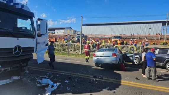 Colisão frontal envolve três veículos no km 244 na manhã desta quarta-feira