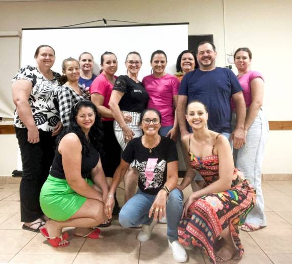 Formação gratuita qualifica novos profissionais para atuar com cuidado humanizado e atender às demandas crescentes da população idosa na região.
