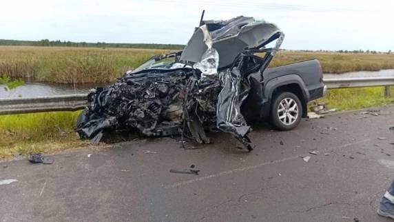 Automóvel colidiu em um caminhão. Motorista, de 59 anos, e passageira, de 82, morreram