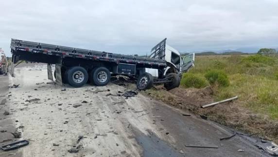 Automóvel colidiu em um caminhão. Motorista, de 59 anos, e passageira, de 82, morreram