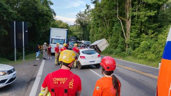 Motorista de um Onix perdeu o controle ao desviar a atenção e invadiu a pista contrária; vítima foi socorrida com fraturas e encaminhada ao hospital.