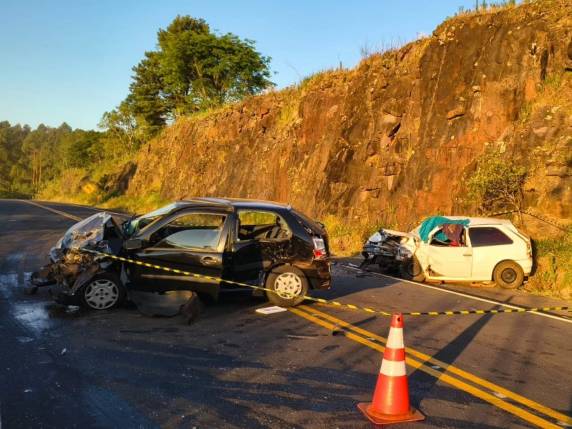 Motorista de 66 anos invadiu a pista contrária e bateu de frente em outro veículo