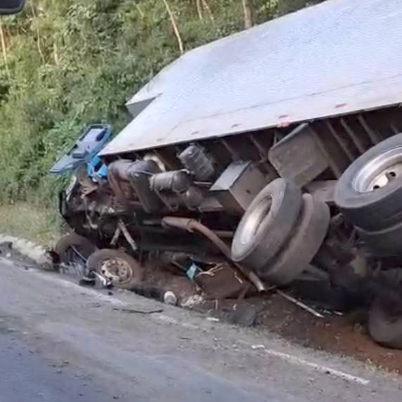 Motorista do Onix teria desviado a atenção e invadido a pista contrária; vítima foi socorrida e encaminhada ao hospital