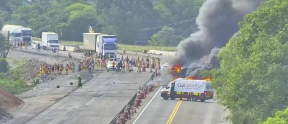 Explosões e intensa fumaça mobilizam Bombeiros, Samu, PRF e CCR ViaSul próximo ao trevo de Mormaço; motorista conseguiu sair antes do incêndio.