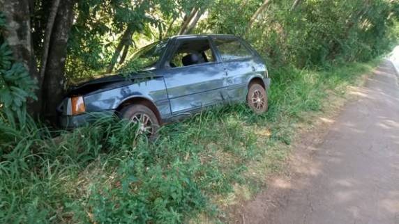 Condutor de Fiat Uno perdeu o controle do veículo e foi encaminhado ao hospital