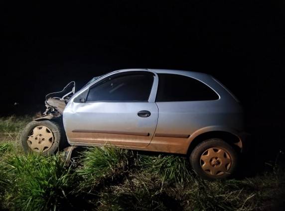 Colisão entre Celta e Corcel II ocorreu por volta da 0h50 deste sábado (29)