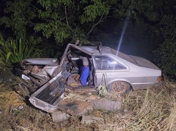 Colisão entre Celta e Corcel II ocorreu por volta da 0h50 deste sábado (29)