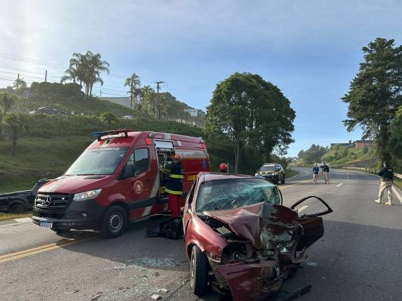 Acidente ocorreu na madrugada deste domingo (30) e envolveu uma caminhonete Montana e um Corsa; motorista do Corsa morreu no local.