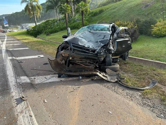 Acidente ocorreu na madrugada deste domingo (30) e envolveu uma caminhonete Montana e um Corsa; motorista do Corsa morreu no local.