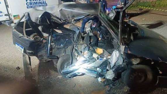 Vítimas estavam em um Uno, que se envolveu em colisão com um Ônix na noite de sábado (29)