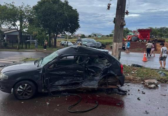Caminhonete e Gol colidem; vítima fatal tinha Sabrina Nicole Mezadri Oliveira