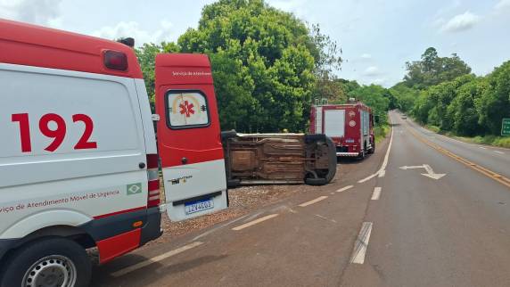 Colisão entre Uno e caminhonete furgão fez veículo capotar na RS-342