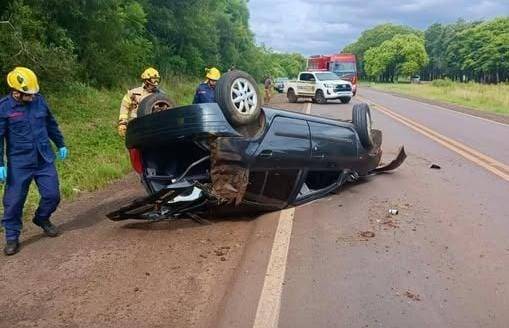 Vítima foi arremessada para fora do veículo após perder o controle da direção