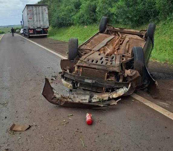 Vítima foi arremessada para fora do veículo após perder o controle da direção