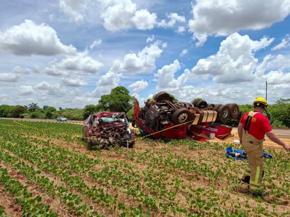 Mulher e criança de 6 anos morreram após colisão entre Onix e carreta