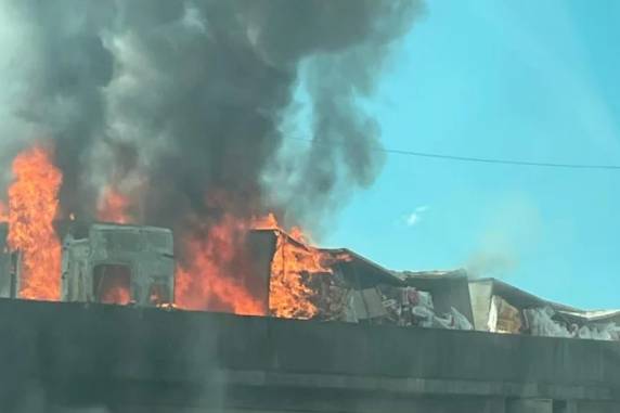 Corpo do condutor foi encontrado carbonizado no interior da cabine do veículo. Acidente causou congestionamento na região