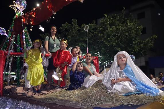 A celebração deste ano destaca o tema 70 anos de Magia e Luz, homenageando a trajetória três-maiense