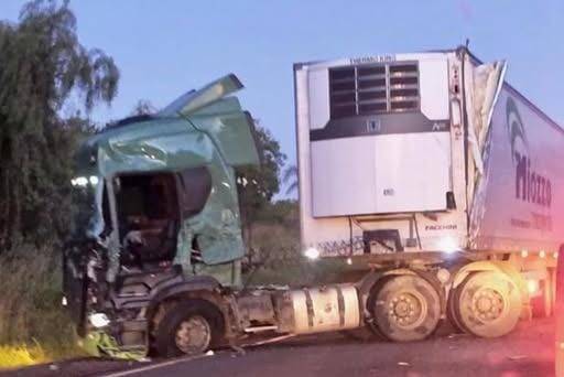 Acidente ocorreu no fim da tarde desta quinta-feira e deixou três pessoas com escoriações leves.