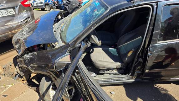 Fuga de motorista pela contramão causa colisão entre três veículos e deixa dois feridos no bairro Boqueirão, em Passo Fundo.