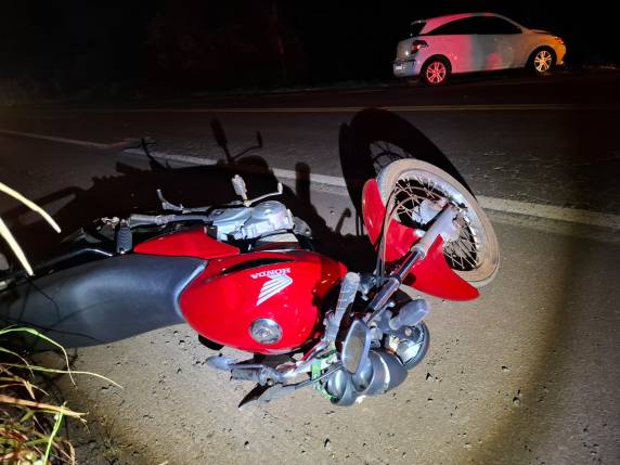 Colisão envolveu um GM Agile e duas motos Honda na noite desta quinta-feira (04)