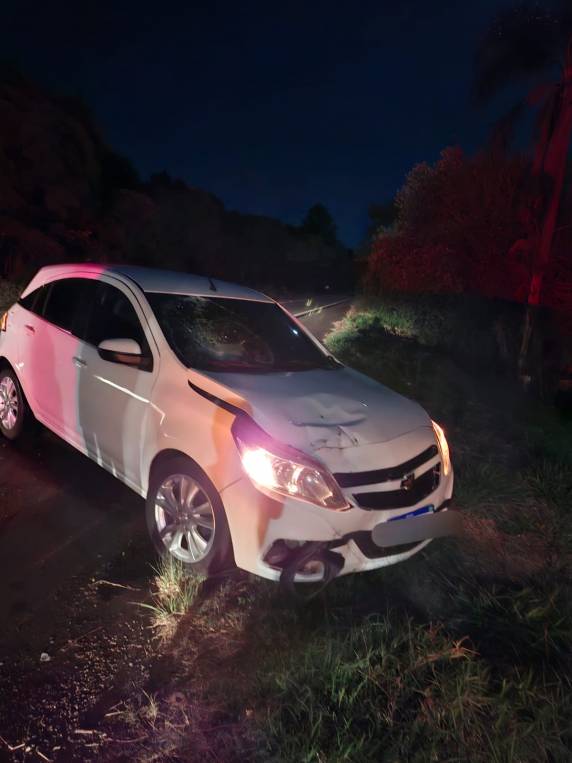 Colisão envolveu um GM Agile e duas motos Honda na noite desta quinta-feira (04)