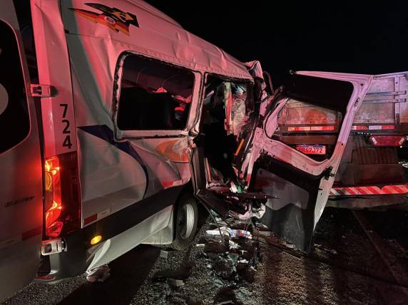 O grupo voltava de excursão em um parque aquático do Litoral Norte. O veículo bateu na traseira de um caminhão em pane mecânica.