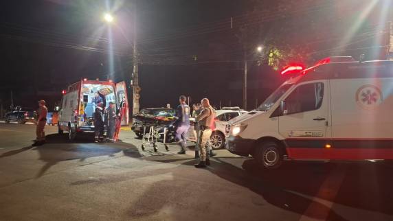 Colisão ocorreu no fim da noite desta sexta-feira na Rua do Comércio