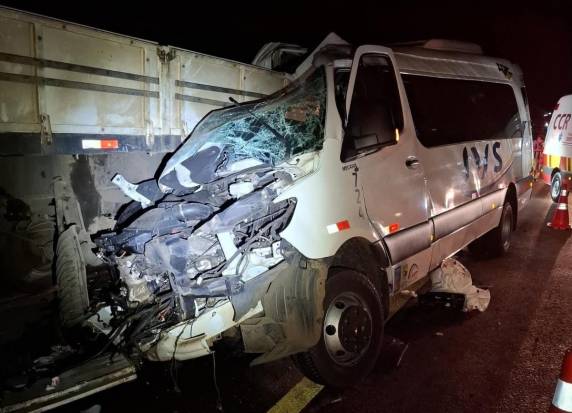 Outras 14 pessoas ficaram feridas. Grupo voltava de excursão para um parque aquático do Litoral Norte, quando veículo bateu em um caminhão