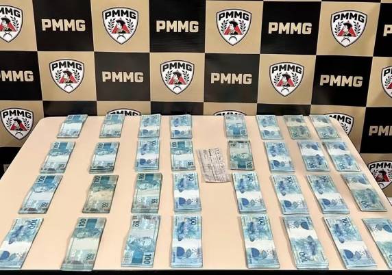 Votação para escolha da Mesa Diretora da Câmara de Mercês, na Zona da Mata, era transmitida ao vivo quando Marcelo Moto Som (Mobiliza) tirou pacotes de dinheiro no plenário. Presidente eleito vai assumir a Prefeitura devido à pendência judicial do prefeito eleito. Polícia investiga o caso.