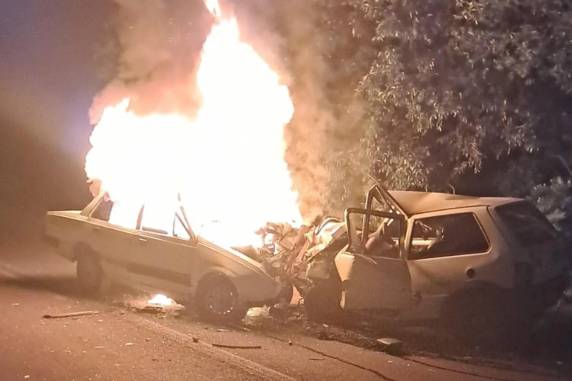 Veículos incendiaram após colisão frontal durante a noite desta sexta-feira