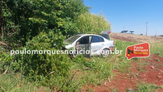 Veículo saiu da pista e tombou próximo ao acesso ao distrito de Manchinha