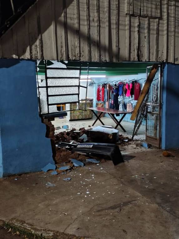 Motorista tentou fugir após causar danos a estabelecimento na Rua Sete de Setembro