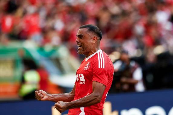 Colorado marcou com Gabriel Mercado, Alan Patrick e Carbonero; Jhon Jhon descontou para os paulistas