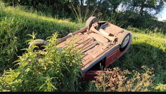 Fiat Siena saiu da pista e capotou no início da manhã deste domingo