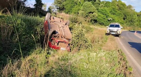 Fiat Siena saiu da pista e capotou no início da manhã deste domingo
