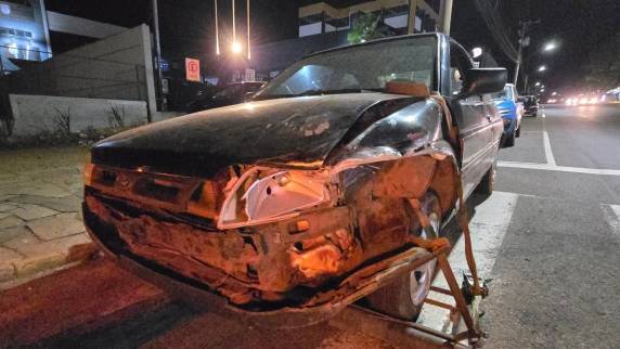 Condutor apresentava sinais de embriaguez e veículo abandonado continha droga, faca e munições