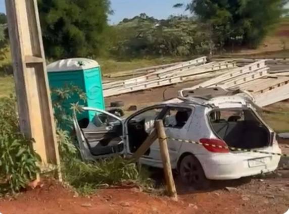 O motorista morreu no local e o passageiro foi levado ao hospital