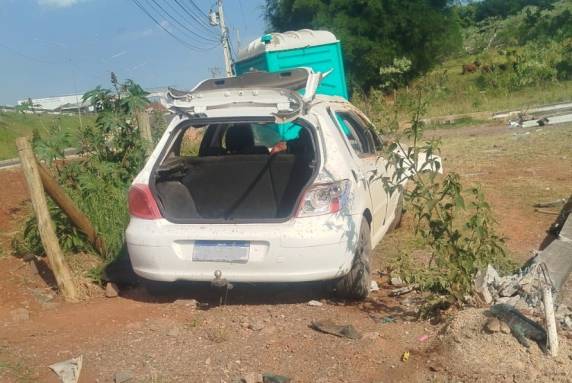 O motorista morreu no local e o passageiro foi levado ao hospital