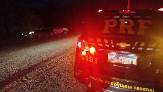 Colisão ocorreu na noite deste domingo; duas pessoas ficaram feridas e foram encaminhadas ao hospital em Pelotas