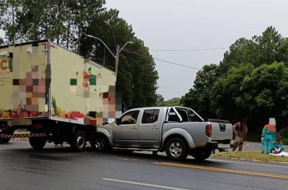 Colisão entre caminhonete e caminhão ocorreu no entroncamento da RS-344 com a RSC-472