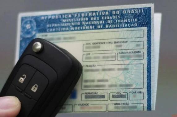 Benefício integra pacote que simplifica a habilitação, reduz custos e amplia etapas digitais no processo de tirar a carteira