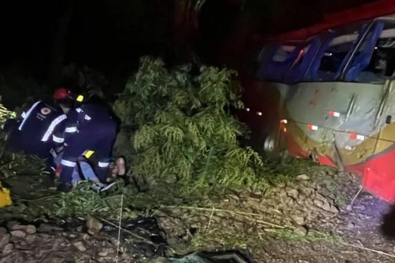 Veículo saiu da pista e capotou; três pessoas foram ejetadas e estão em estado grave