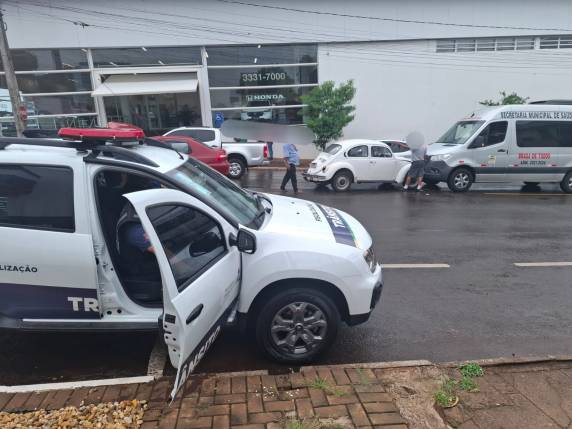 Carro estacionado teria se movimentado sozinho e atingido outros automóveis; ninguém ficou ferido