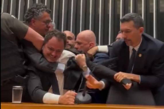 Policiais legislativos da Casa esvaziaram o plenário e a sessão foi interrompida após a fala do parlamentar; por volta das 19h10min, o presidente da Casa, Hugo Motta, retomou a sessão