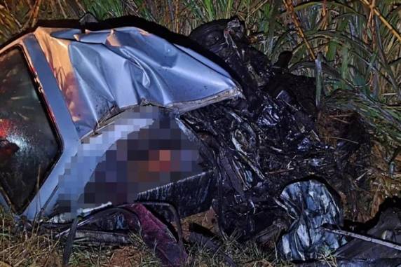 Motorista do carro teria perdido controle do veículo e bateu de frente em caminhão