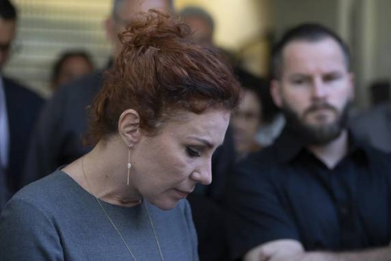 Processo segue para análise em plenário. Deputada está presa na Itália desde junho