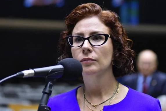 Plenário da Câmara manteve a parlamentar no cargo apesar de sentença da Suprema Corte; deputada está presa na Itália e aguarda extradição